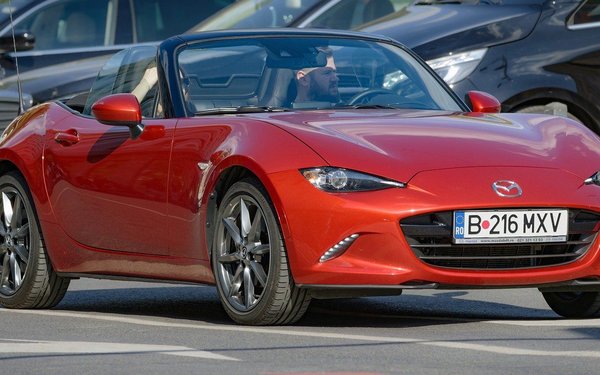 Can a Specific Tire Tread Pattern Reduce Road Noise in a Lexus CT200h Hybrid?